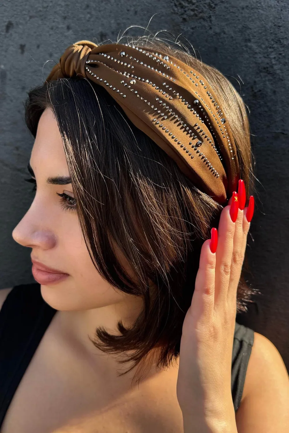 طوق شعر بني بعقدة أمامية مرصعة - صورة 2