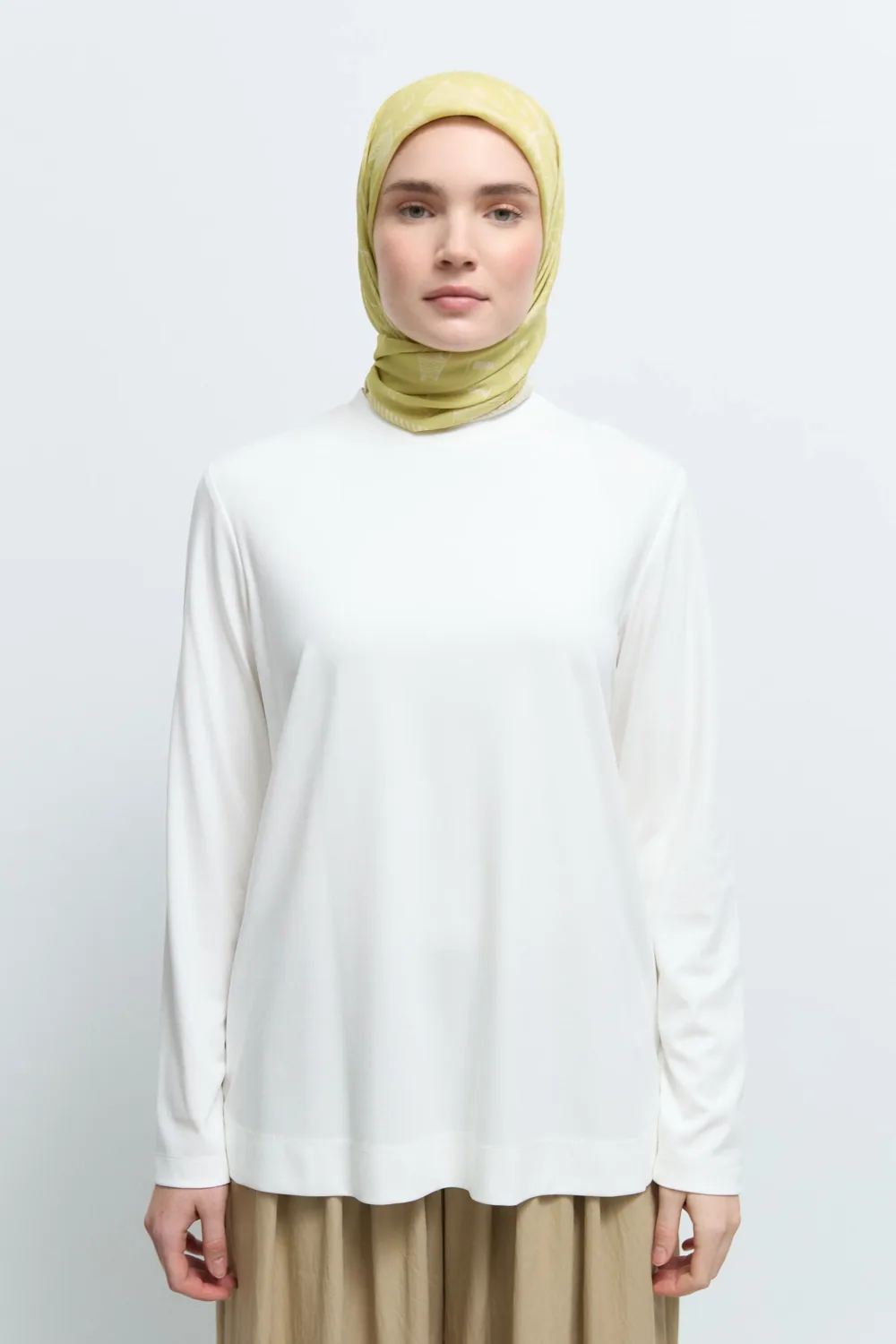 بلوزة رايون واسعة عاجي - صورة 2
